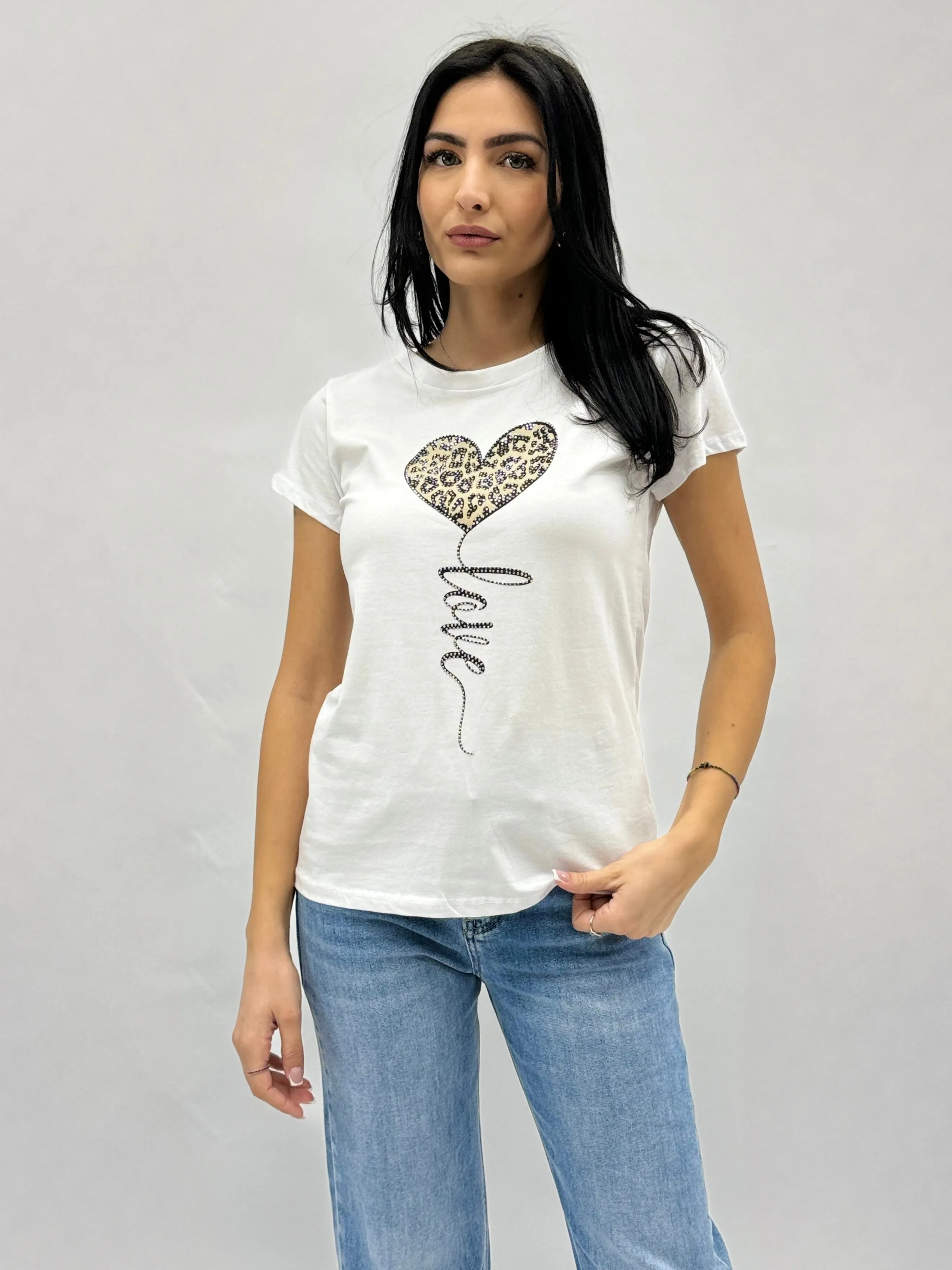 T-shirt con stampa cuore e scritta love