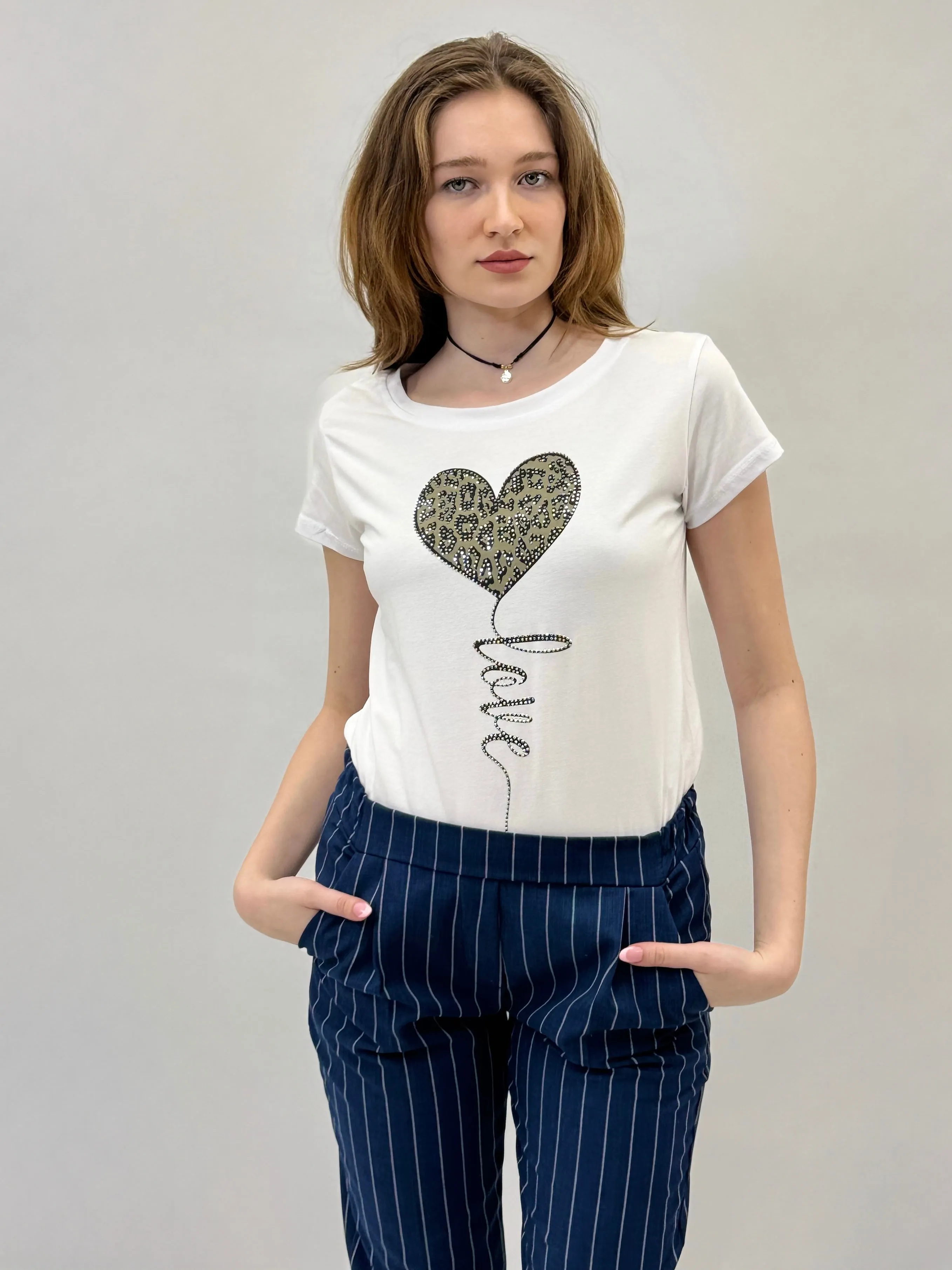 T-shirt con stampa cuore e scritta love