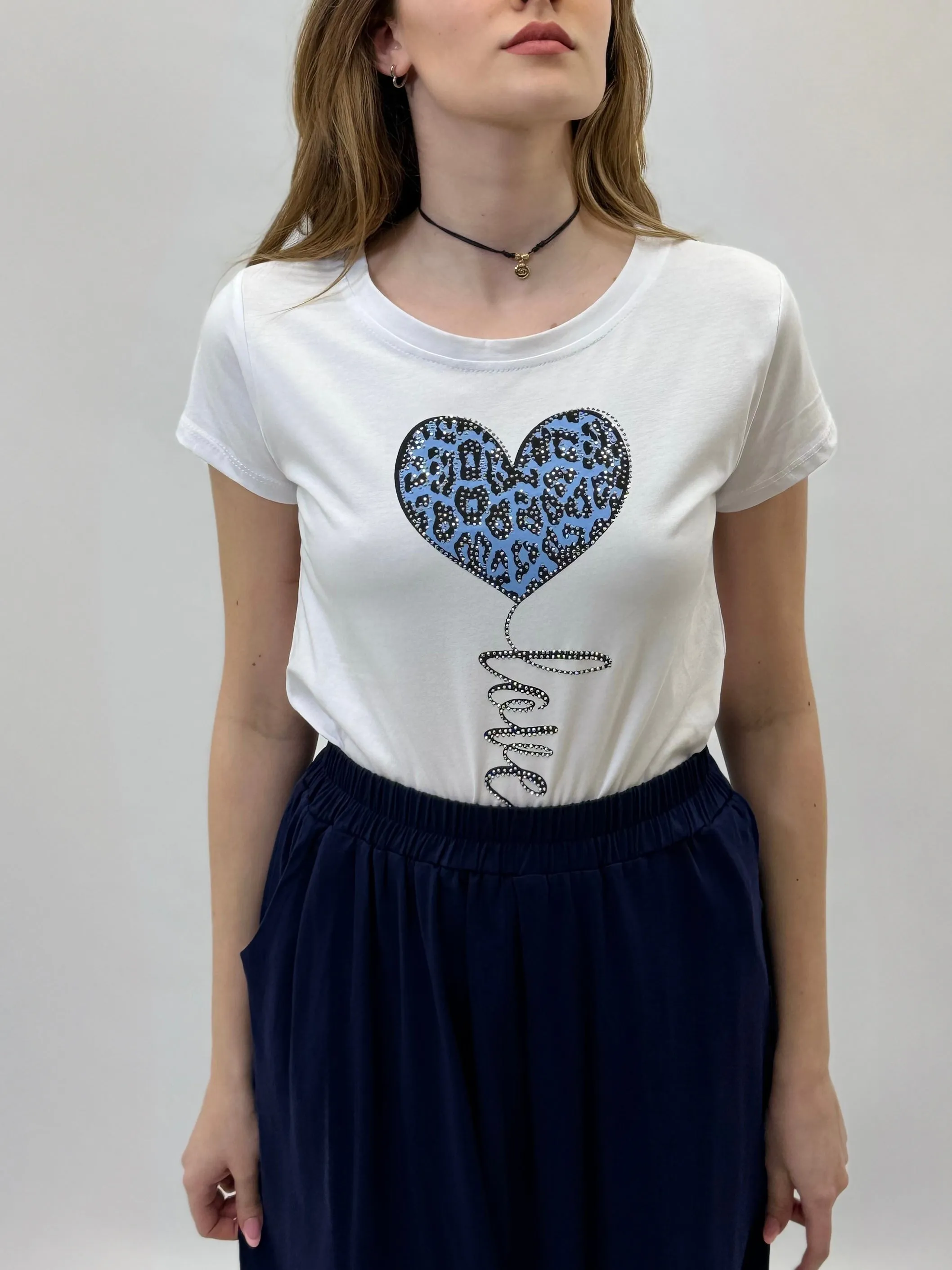 T-shirt con stampa cuore e scritta love