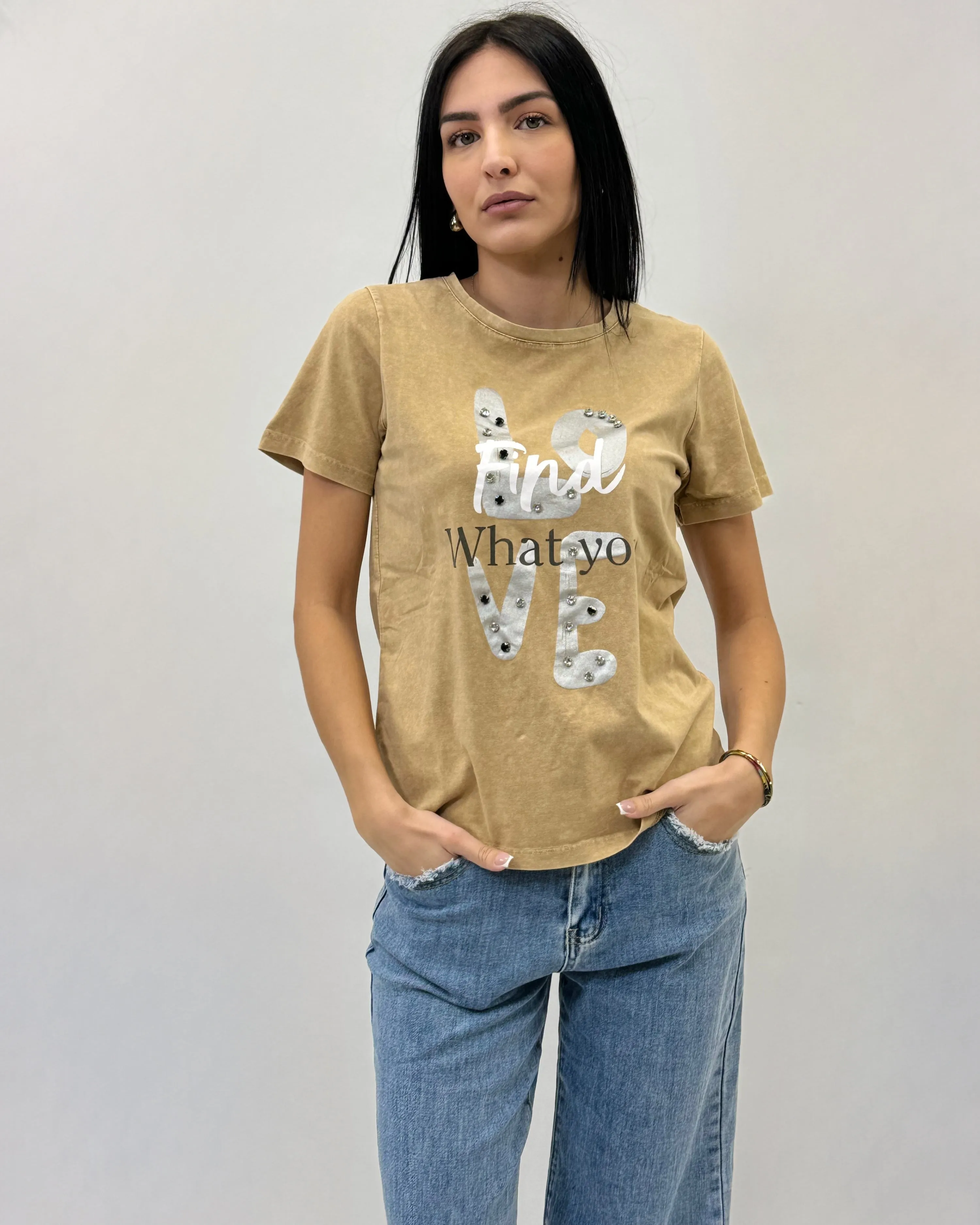 T-shirt in cotone con scritta love borchie